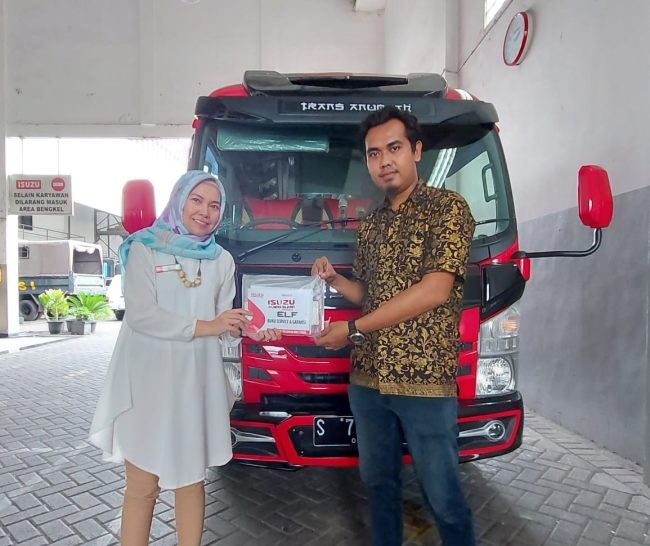 Foto Penyerahan Unit Sales Mobil Isuzu Lilis (3)
