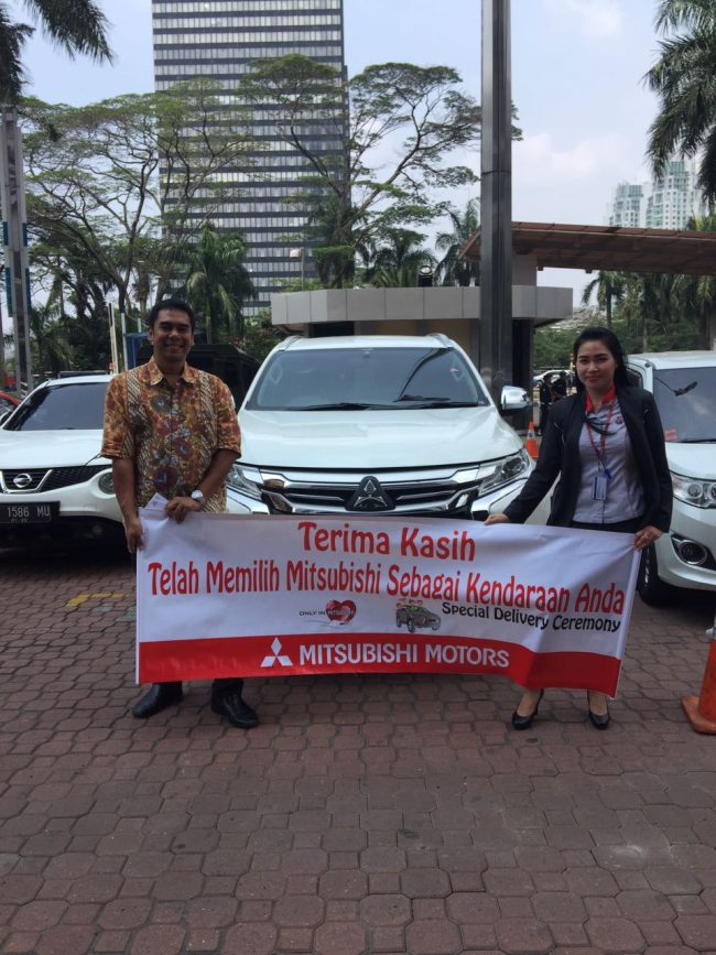 Foto Penyerahan Unit Sales Mobil Mitsubishi Dian (2)